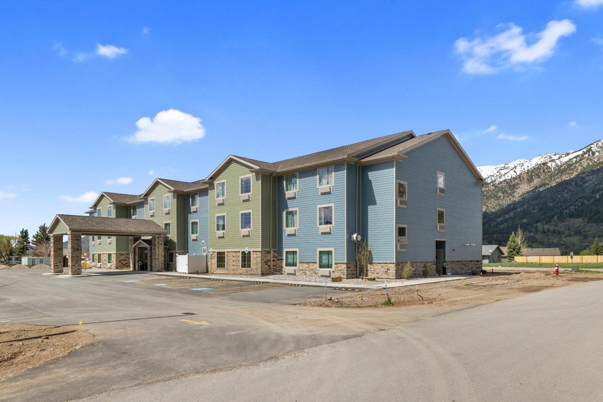 Cobblestone Hotel & Suites - Alpine Exterior photo